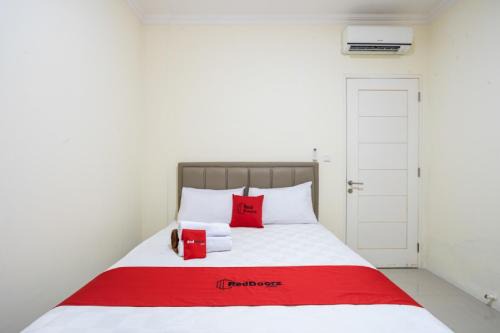 Binong House | RedDoorz Plus near Siloam Karawaci