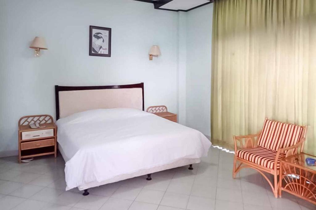 Anyer Hotel | RedDoorz Plus near Tugu Mercusuar Anyer
