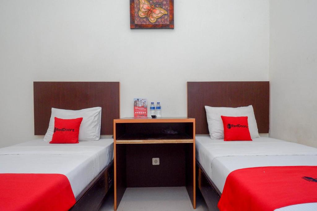 Pogung Lor Hotel | RedDoorz Syariah At Namira Hotel