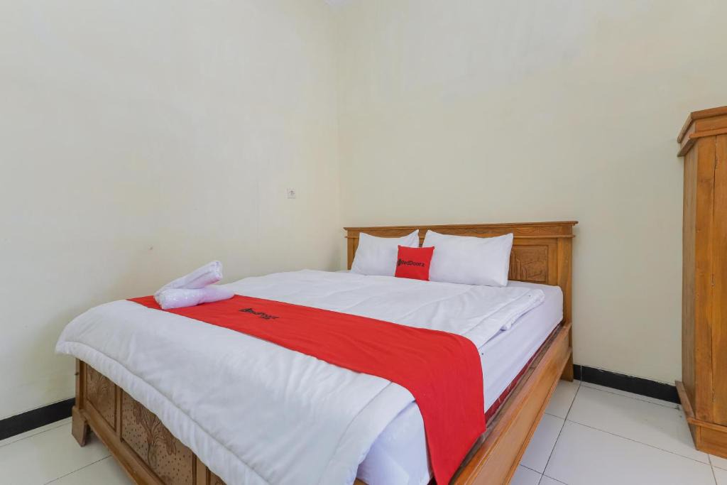 Pasuruan Hotel | RedDoorz Syariah near Alun Alun Pasuruan