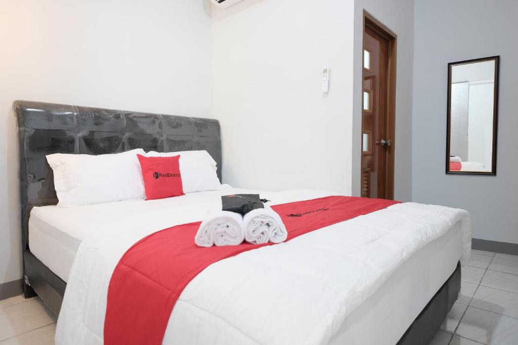 Kebon Jeruk House | RedDoorz Syariah near Siloam Hospital Kebon Jeruk