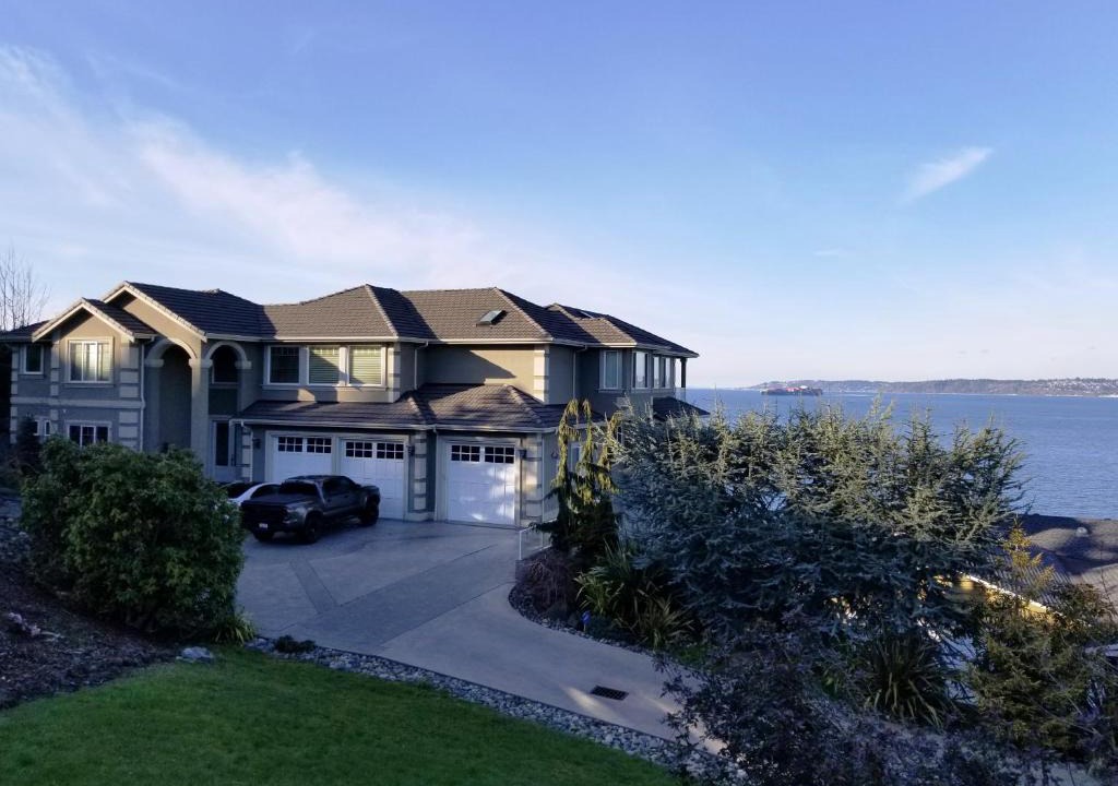 Federal Way House | Redondo waterfront house with a private room