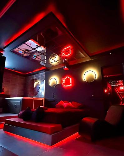Llupia Apartment | REDROOMX Loveroom