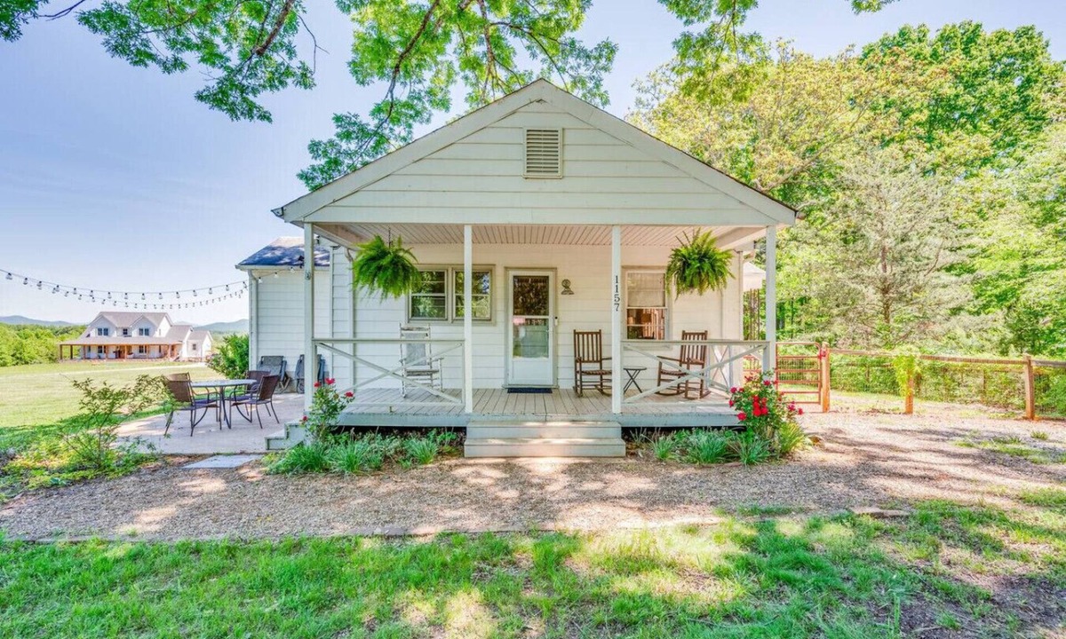 Bedford House | Redwing Farm Cottage, Mountain Views and Firepit!