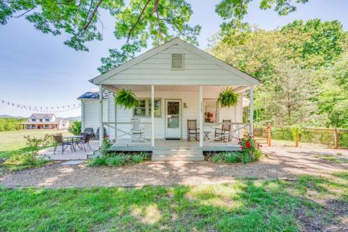 Bedford House | Redwing Farm Cottage - Mountain Views and Firepit!