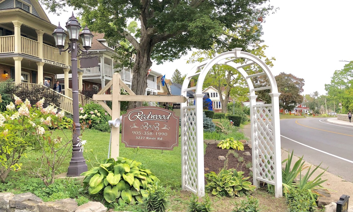Niagara Falls Bed & Breakfast | Redwood Bed and Breakfast
