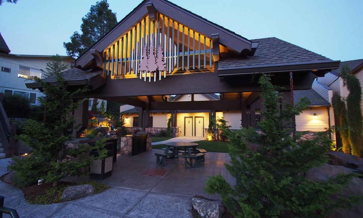 Grants Pass Hotel | Redwood Garden Inn