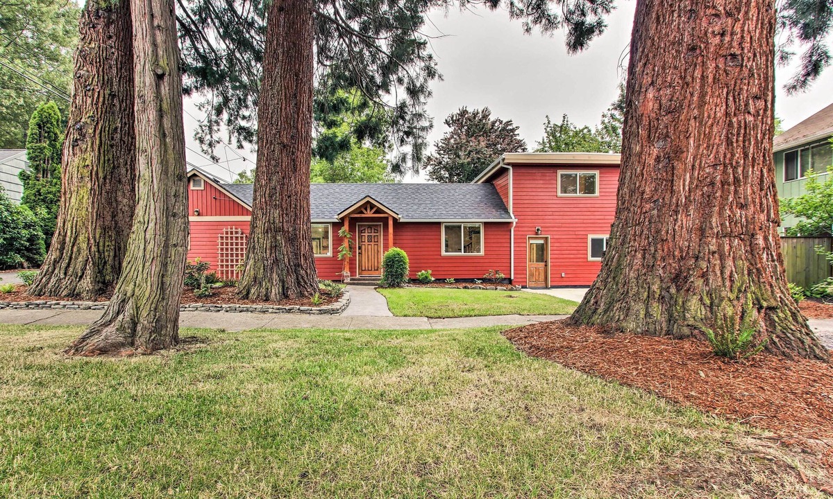 Market District House | Redwood Home/Hot Tub/Near UofO and River Path.