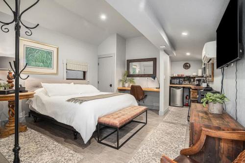 Upper Telegraph Apartment | Redwood Room