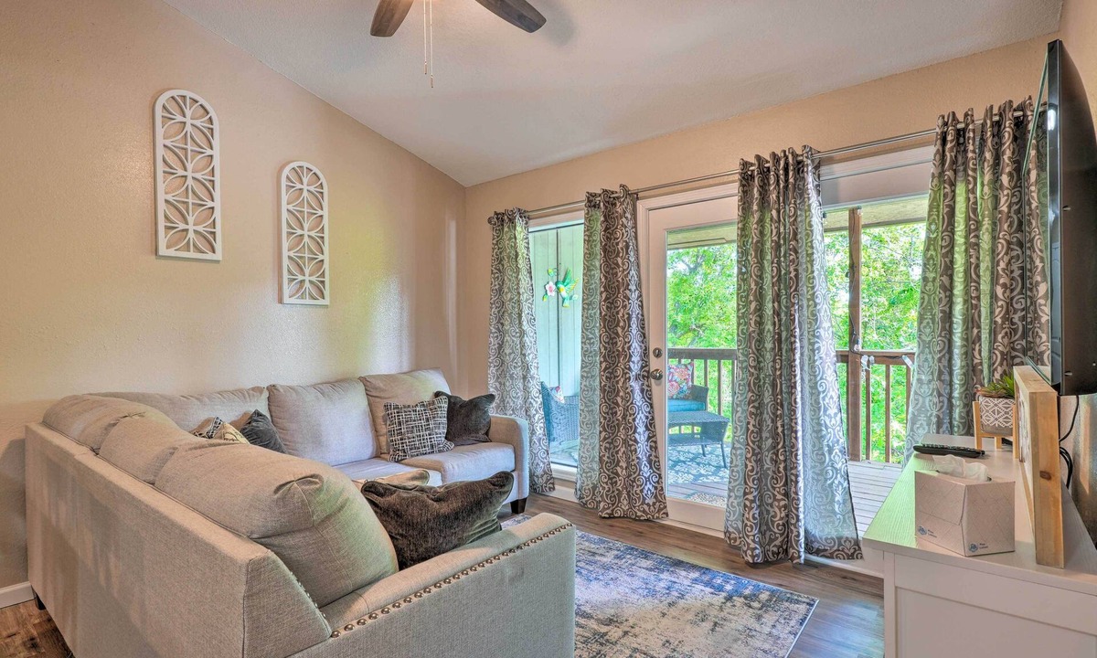 Notch Estates Condo | Reeds Spring Condo Near Aquarium at the Boardwalk!