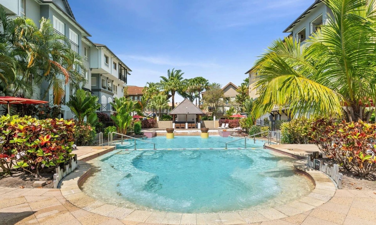 Edge Hill Apartment | Reef Apartment Cairns - 4 Pools Resort BBQ