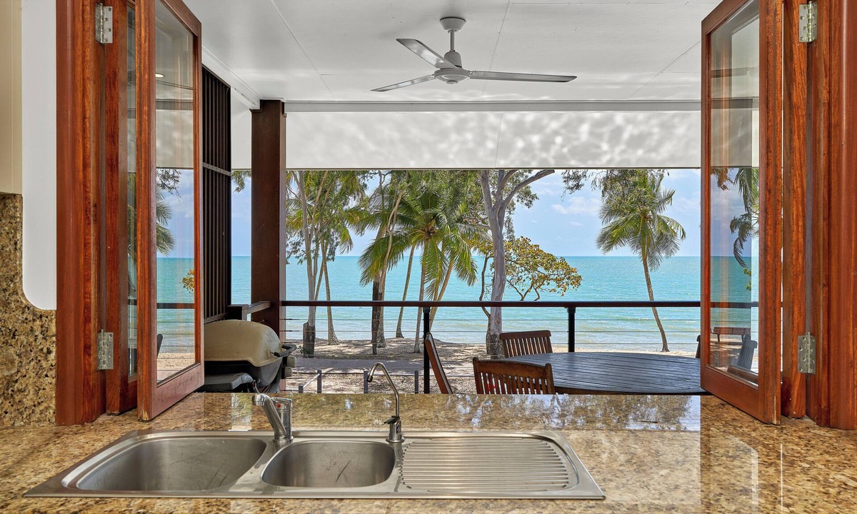 Clifton Beach House | Reeflections Beachfront Holiday House
