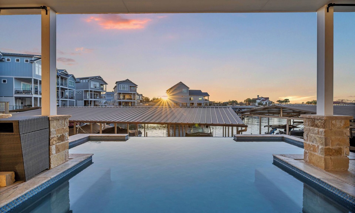 Kingsland House | Reel Oasis, family-friendly, pet friendly, pool, boat slip, golf and on lake LBJ