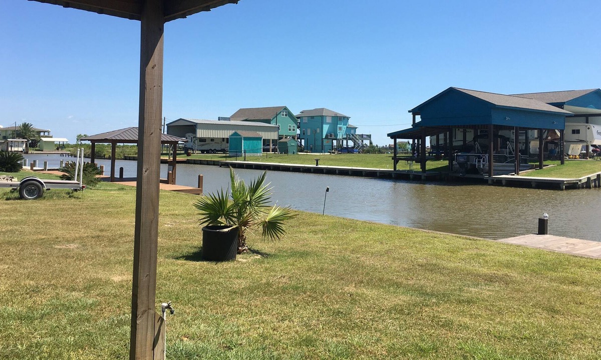 Bay City House | Reel Simple Canal Cabin Sargent, Tx