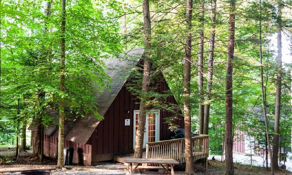 Keslers Cross Lanes Ski Chalet | Reel Simple - Pet Friendly with Hot Tub