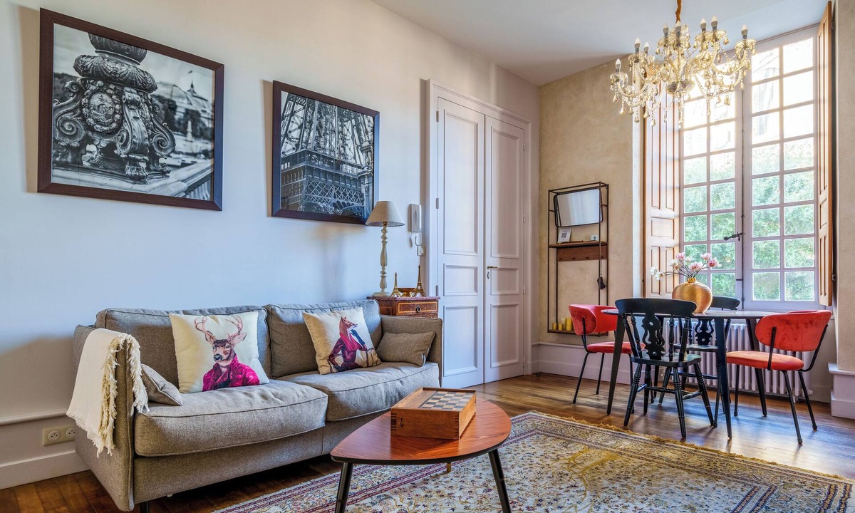 Old Town Apartment | Refined apartment with cathedral view and garden