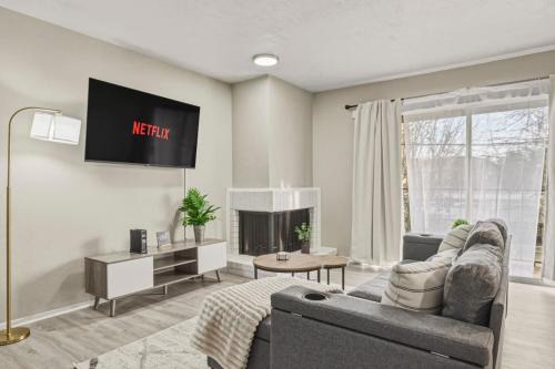 Far North Dallas Apartment | Refined Dallas 1BR Pool and Gym Galleria 20 Min to DT