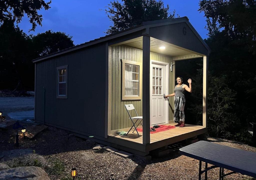 Jacksboro House | Reflection Cabin on Lake Godstone