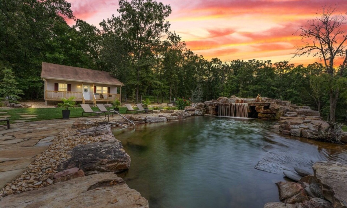 Branson Cottage | REFLECTIONS COTTAGE - Private Hot Tub and Fire Pit