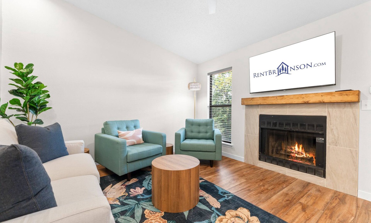 Kimberling City Condo | Refreshed Lake Access Bungalow with Cmty Pool,Walking Trail,Pickleball, Mini Golf,& Free Tickets