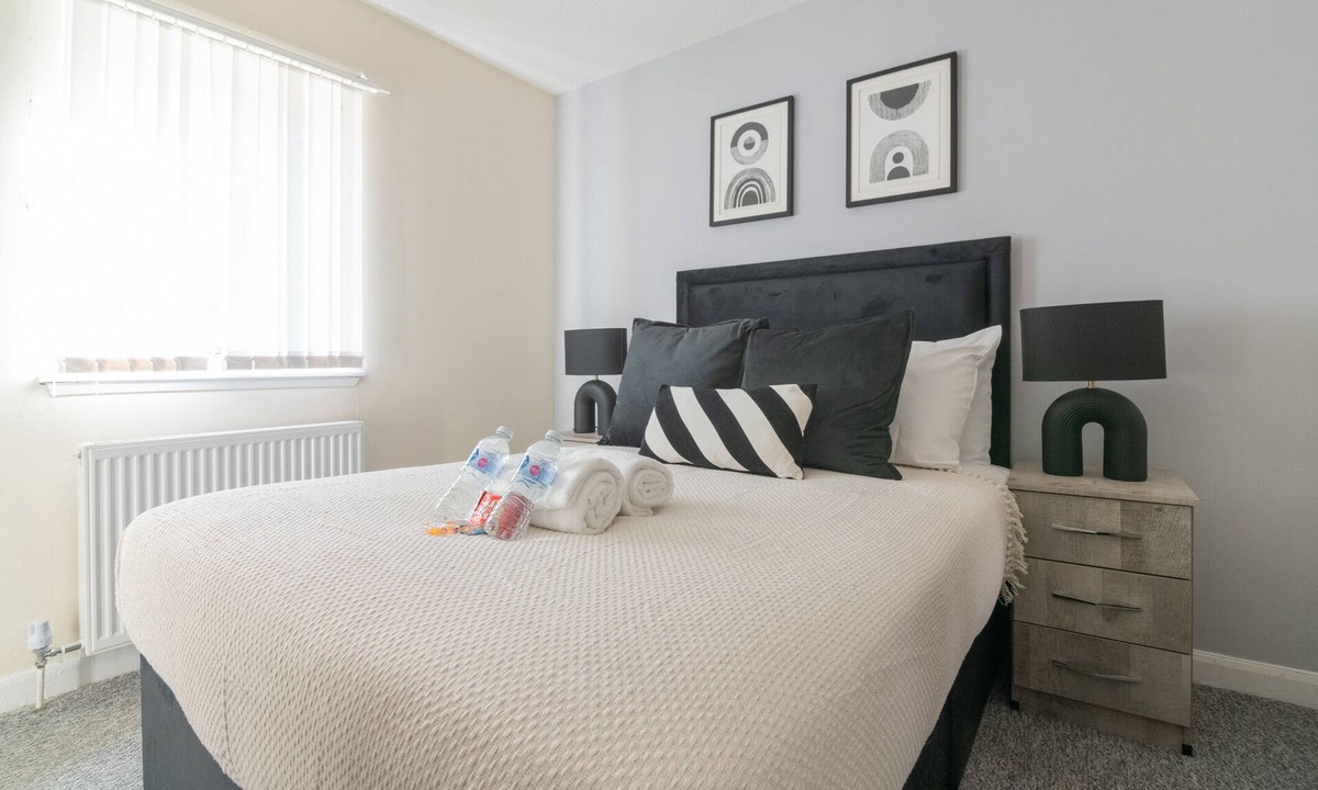 Paisley Apartment | Refreshing Modern Apartment in Paisley