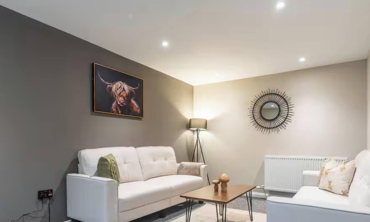 Lanark Apartment | Refreshing Modern Apartment in Lanark