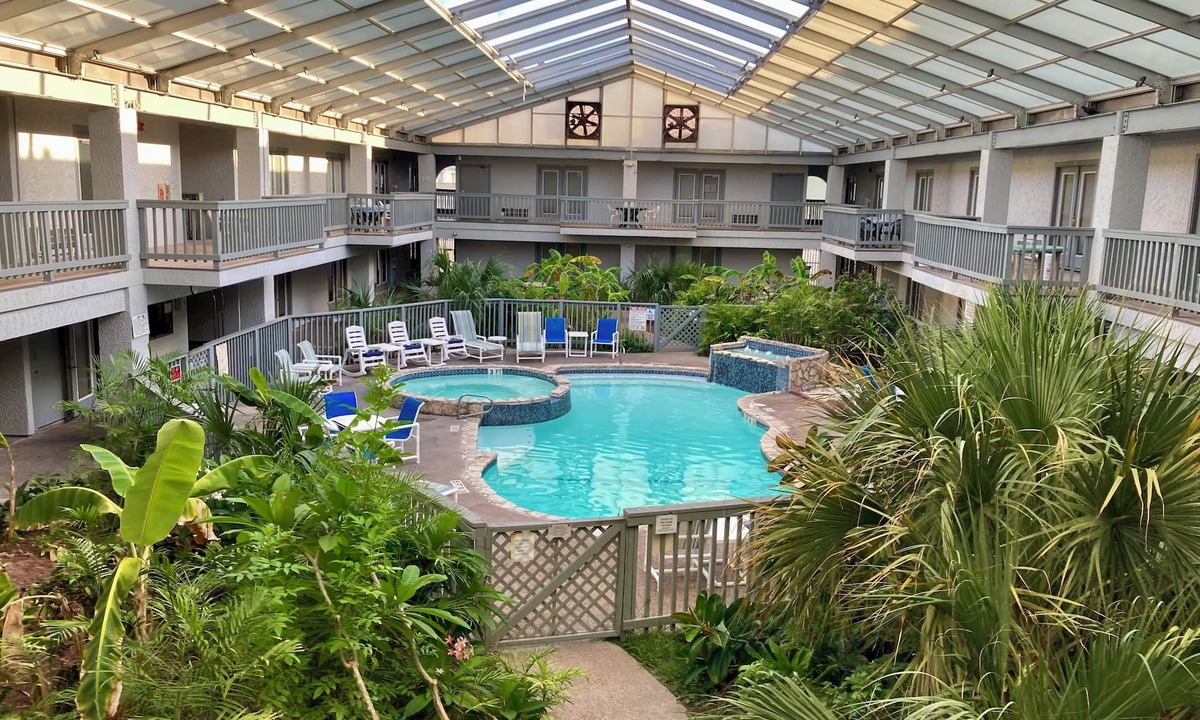 Corpus Christi Apartment | Refreshing Oasis! Steps from the Beach! Studio with Loft, Indoor Pool & Hot Tub