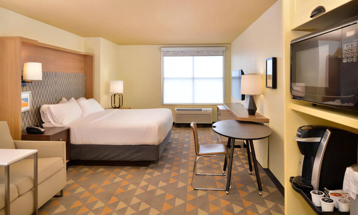 Waldron House | Refreshingly Bright Space Enjoy Premium Comfort