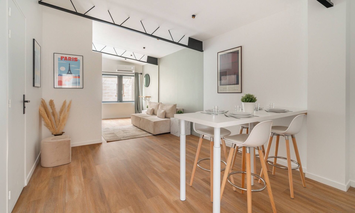 Quartier des Grandes-Carrieres Apartment | Refurbished 2-bedroom apartment