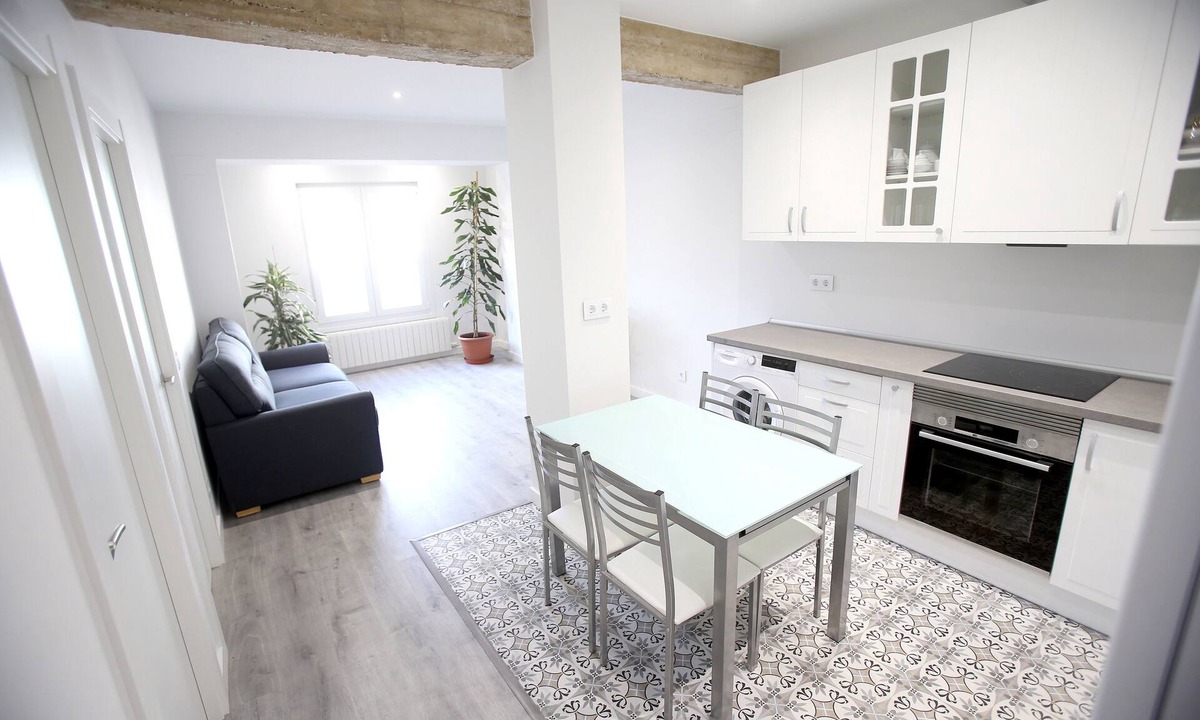 Logrono Historic Centre Apartment | REFURBISHED CENTRAL APARTMENT, GARAGE AND WIFI.