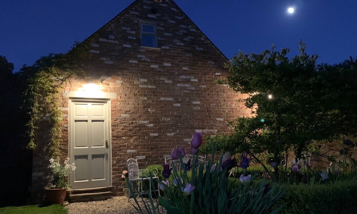 Waddesdon Cottage | Refurbished Coach House in rural setting.