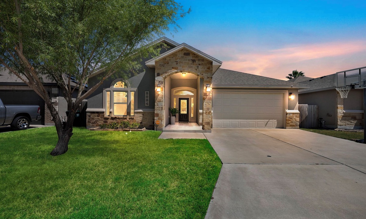 Flour Bluff House | Regal Island Retreat