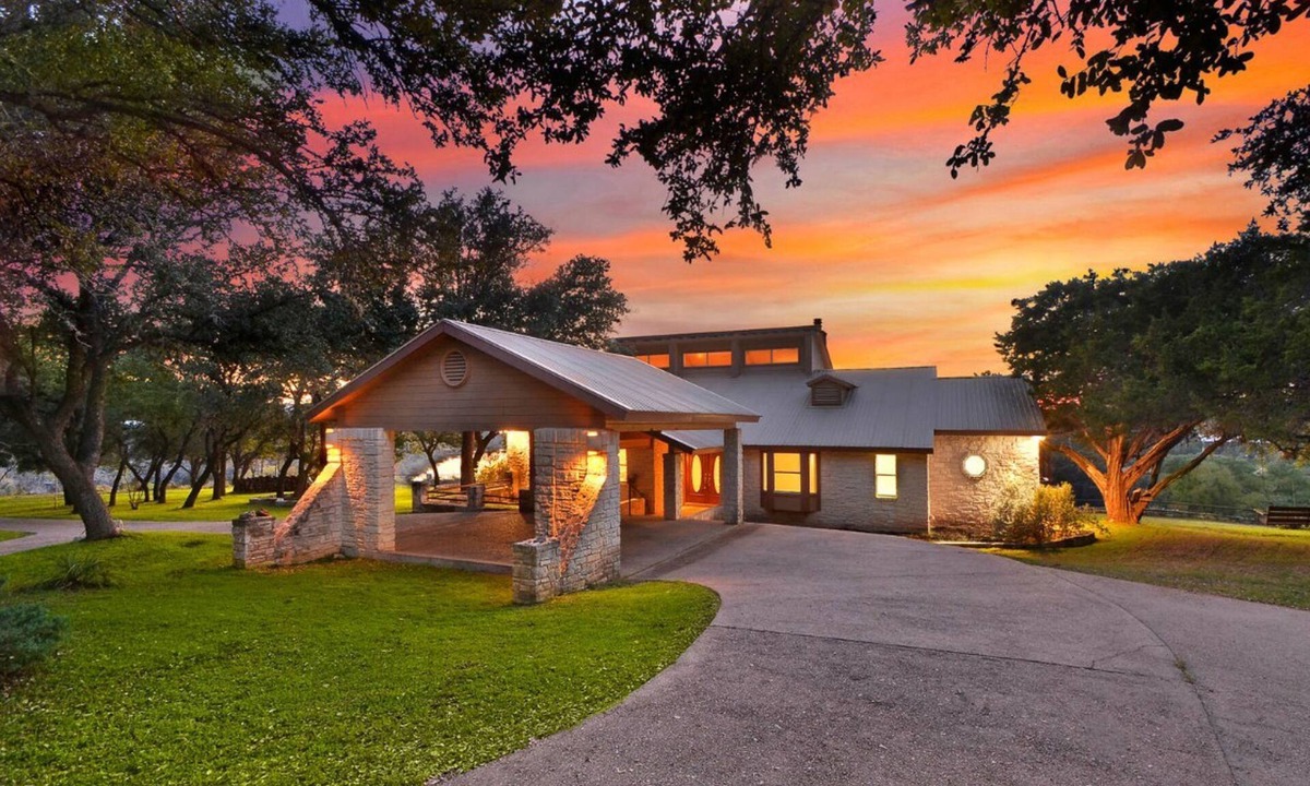 Spicewood House | Regal riverfront home with 2 cabins - 2 miles to marina