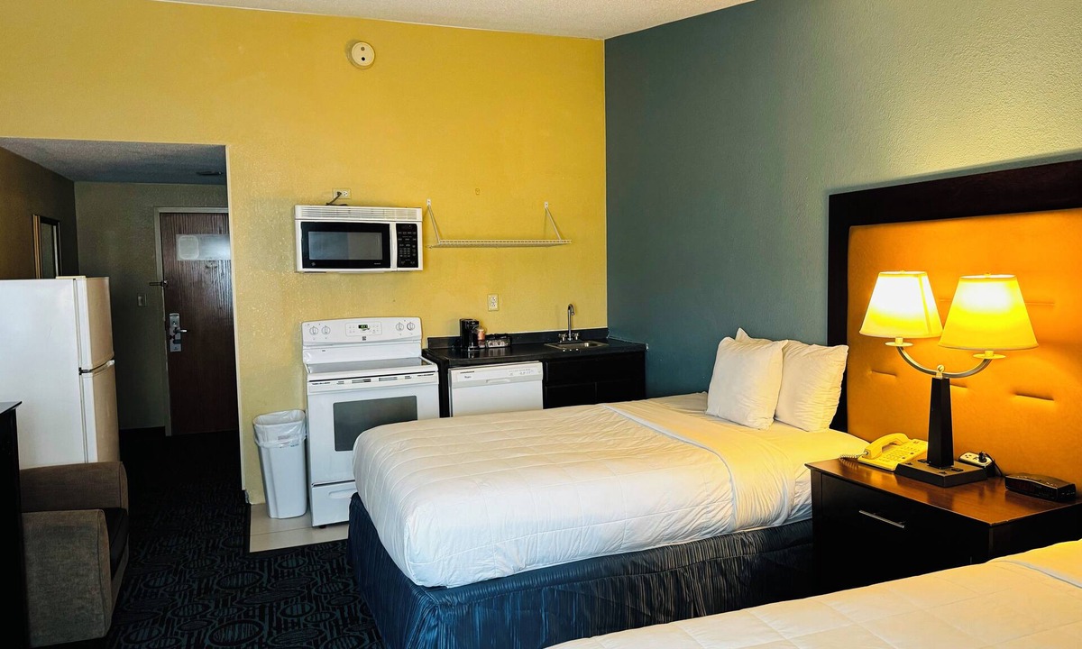 New London Hotel | Regency Inn and Suites - Non-Smoking Double Bed With Kitchen