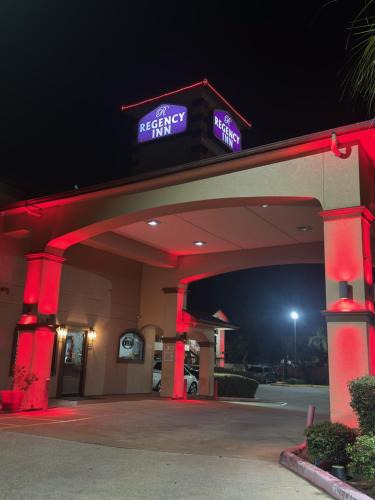 US 290 Hotel | Regency Inn & Suites