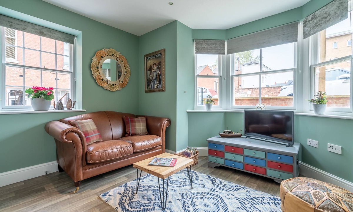 Gloucester House | Regency style ground floor apt near Gloucester Docks with secure parking