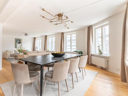Copenhagen City Centre Apartment | Regent 7 - Large 3 Bdr Apt with Balcony in City Centre