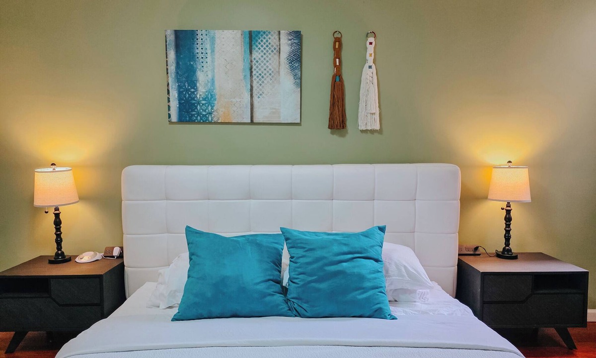 Chinatown Apartment | Regent/King Beds/Elevator/2 Ensuite/W/D