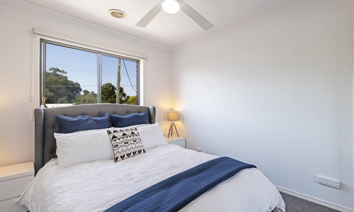 Moama Apartment | Regent Retreat - large group bookings, pool