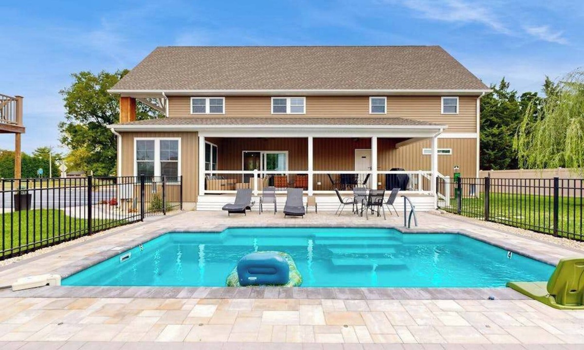 Rehoboth Beach House | Rehoboth Beach group getaway with private pool & 2 studio apts