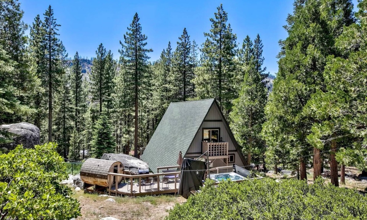 Christmas Valley House | Reindeer A Frame with Hot tub & Sauna, Pet Friendly