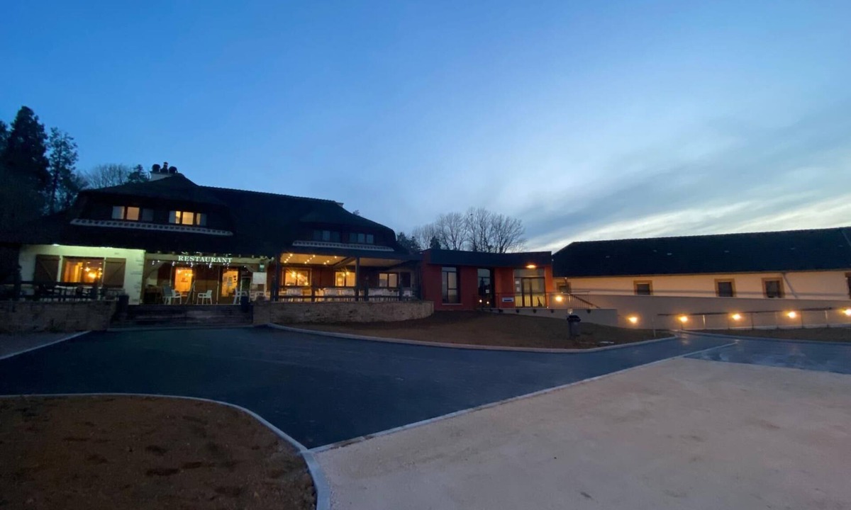 Villegusien-le-Lac Hotel | Relais Saint Michel