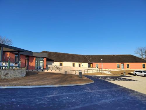 Villegusien-le-Lac Hotel | Relais Saint Michel