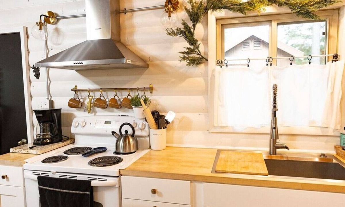 Cascade Cabin | Relax among the thick pine trees!