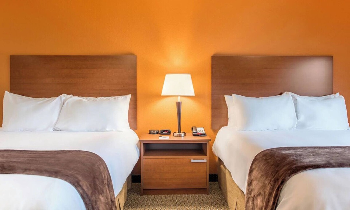 Soncy Hotel | Relax and Cook in a Spacious Suite with Kitchen Near Austin Park and Route 66