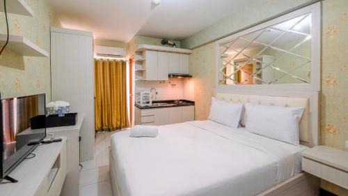 Depok Apartment | Relax and Homey Studio Room at Cinere Resort Apartment By Travelio