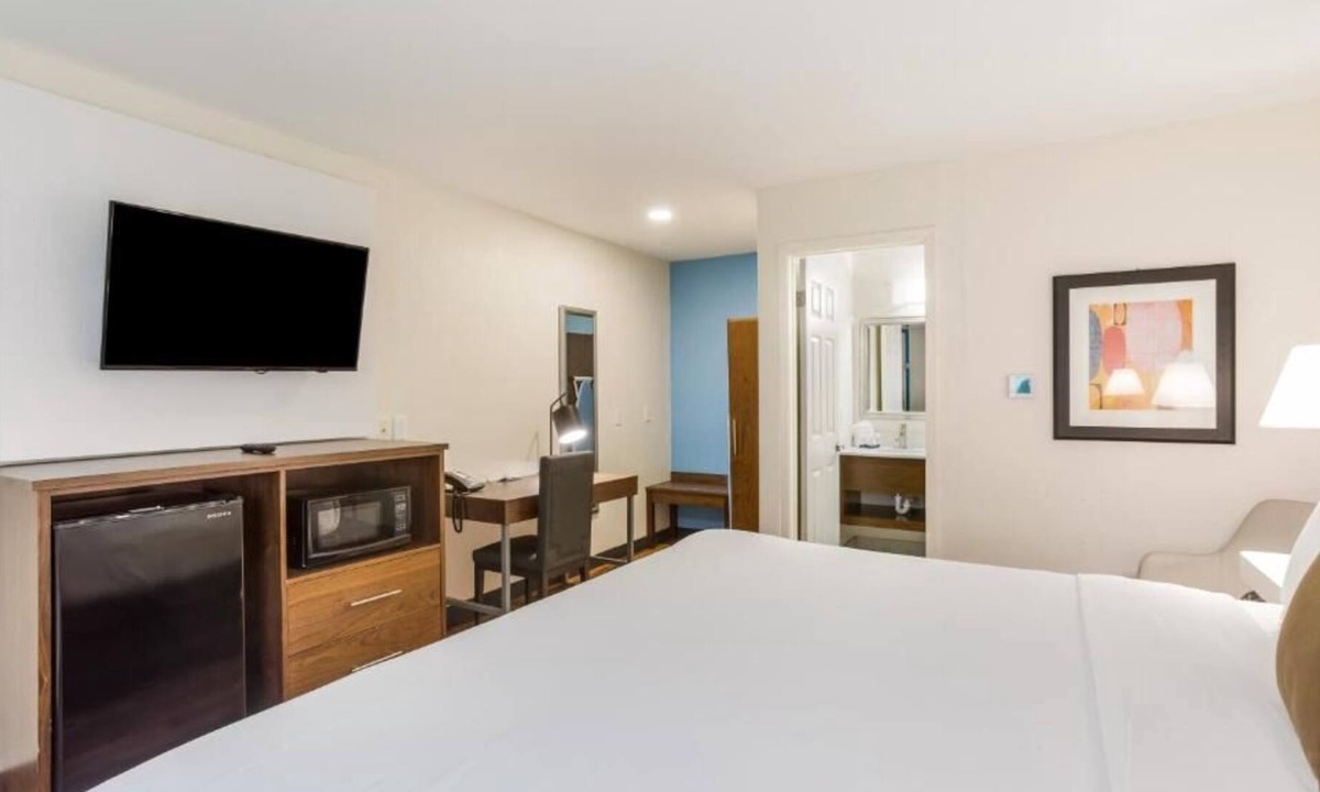 Merry Oaks House | Relax and Recharge! 4 Great Units, FREE Parking, FREE Breakfast, Onsite Pool