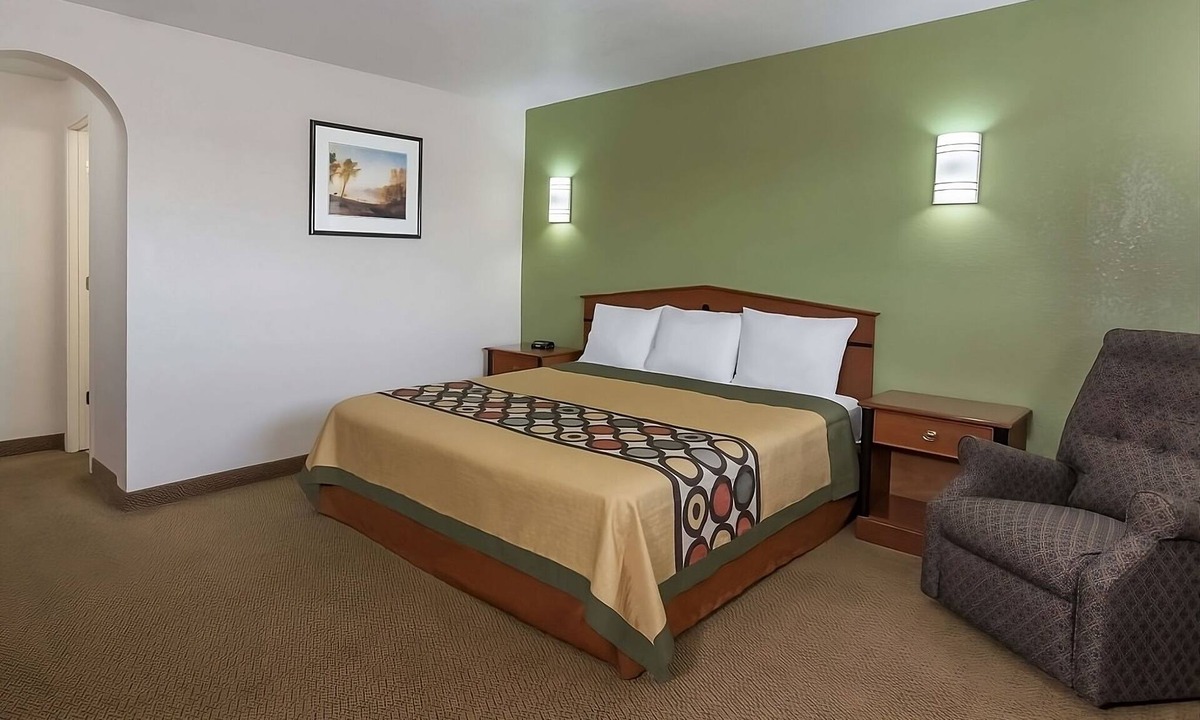 Austin Ave. Hotel | Relax and Recharge in Knights Inn Franklin Ave Waco! Free Parking, Pets Allowed