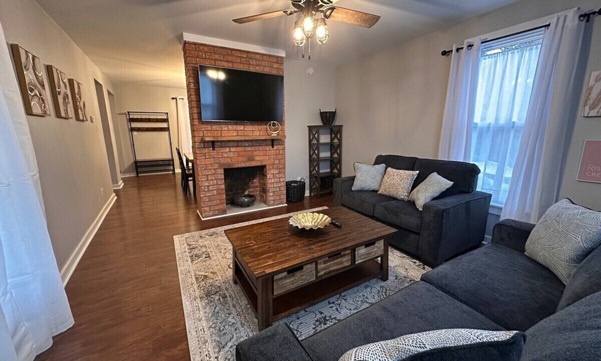 Coshocton House | Relax and Roscoe Apartment