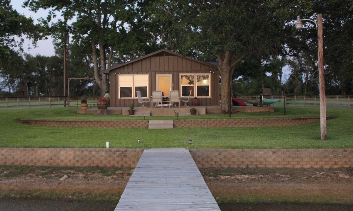 Van Zandt County Cabin | Relax and unwind at Lake Side Cabin